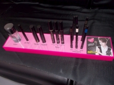  可依照客戶的產品,客製專屬的展示架...